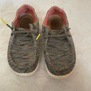 Women’s Size 5 Wendy Sox Shoes in Peacock Pink Coloring